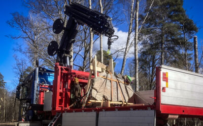 En lastbil kommer lastad – med en runsten